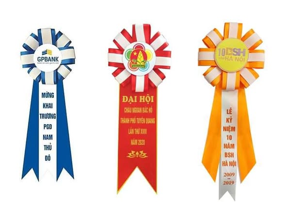 Làm Hoa Cài Áo Đại Biểu Uy Tín, Chuẩn Nghi Thức – In Cờ Hoàng Gia