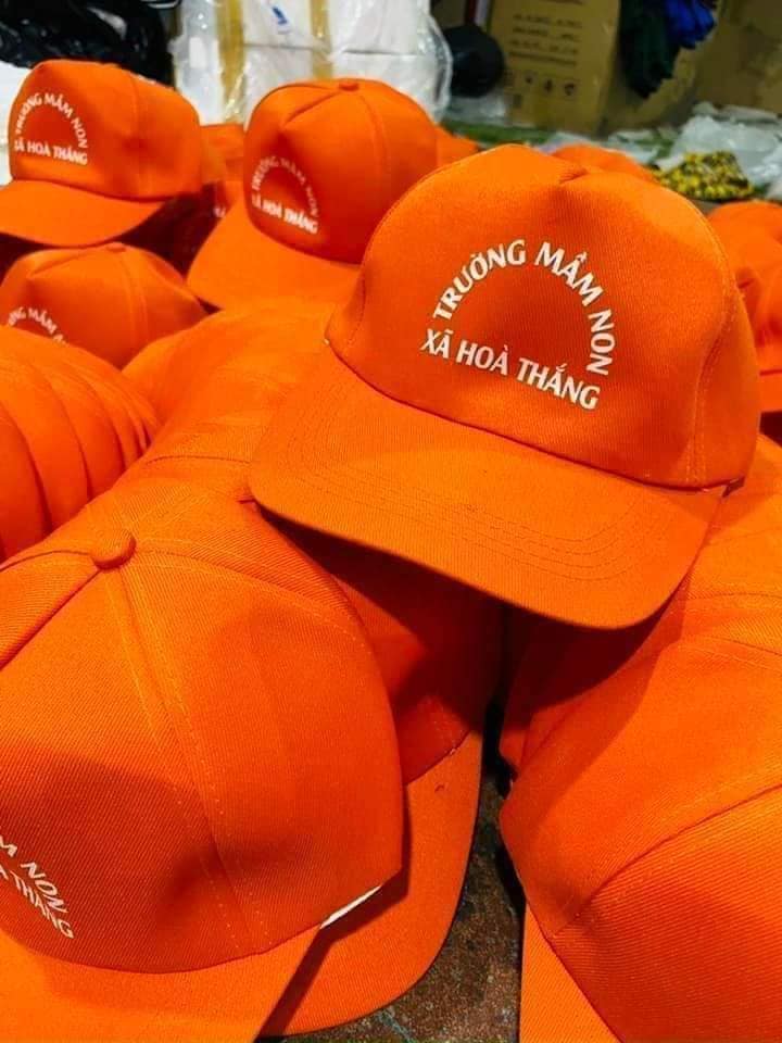 Đặt mũ đồng phục