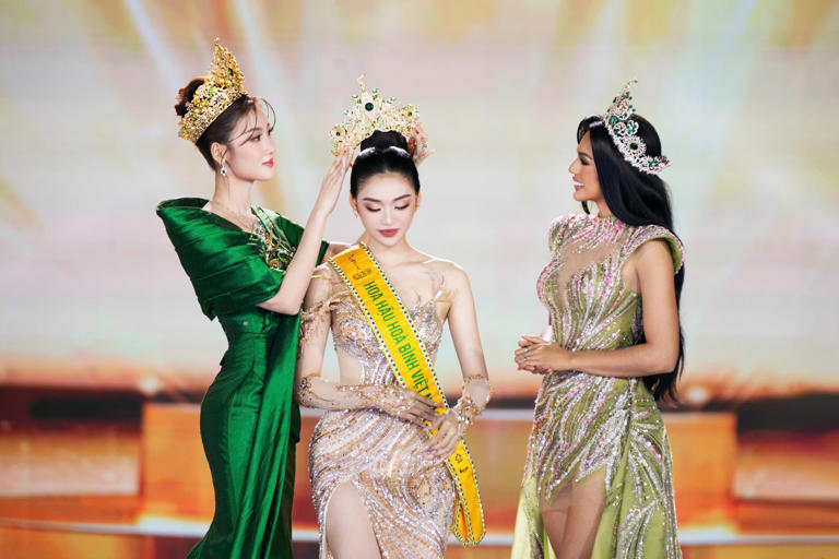 Băng trao giải hoa hậu