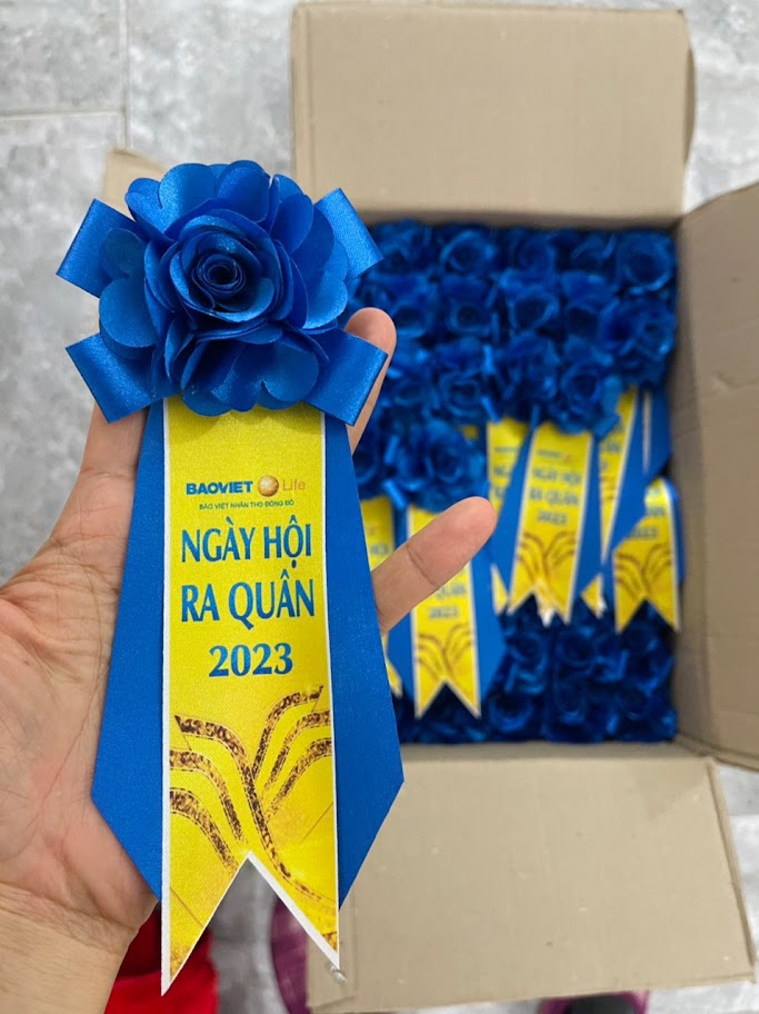 Hoa Cài Áo Đại Biểu Cho Hội Thảo – Xưởng In Cờ Hoàng Gia