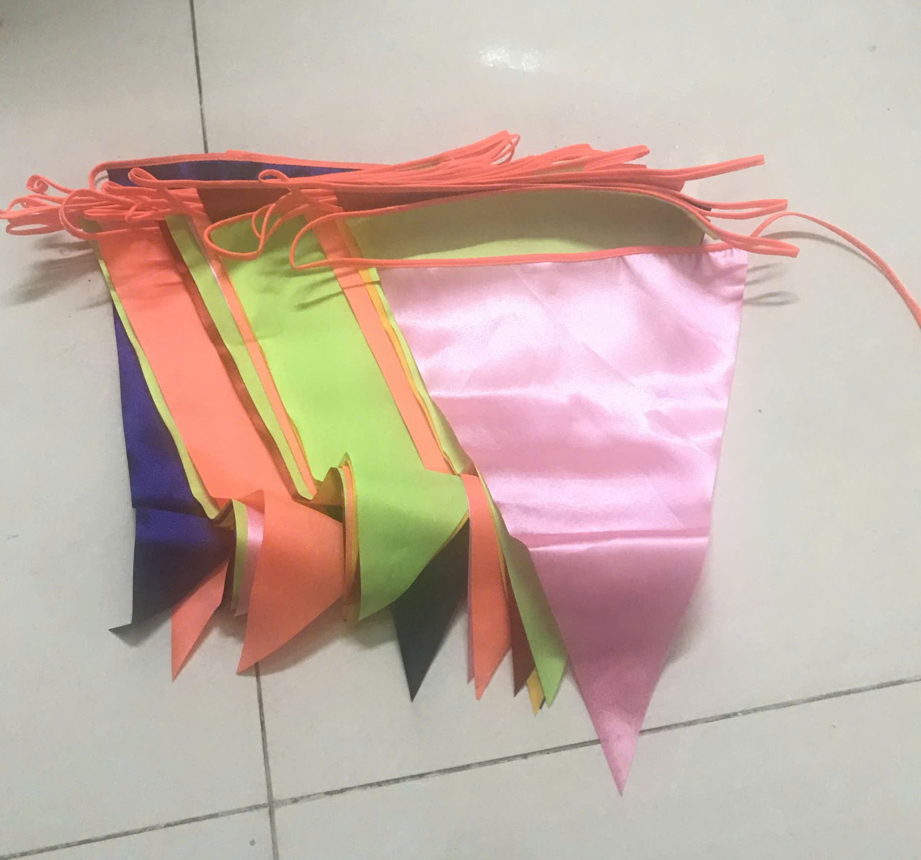 Sản Xuất Cờ Dây Tam Giác Chất Lượng, Giá Tận Xưởng – Xưởng In Cờ Hoàng Gia