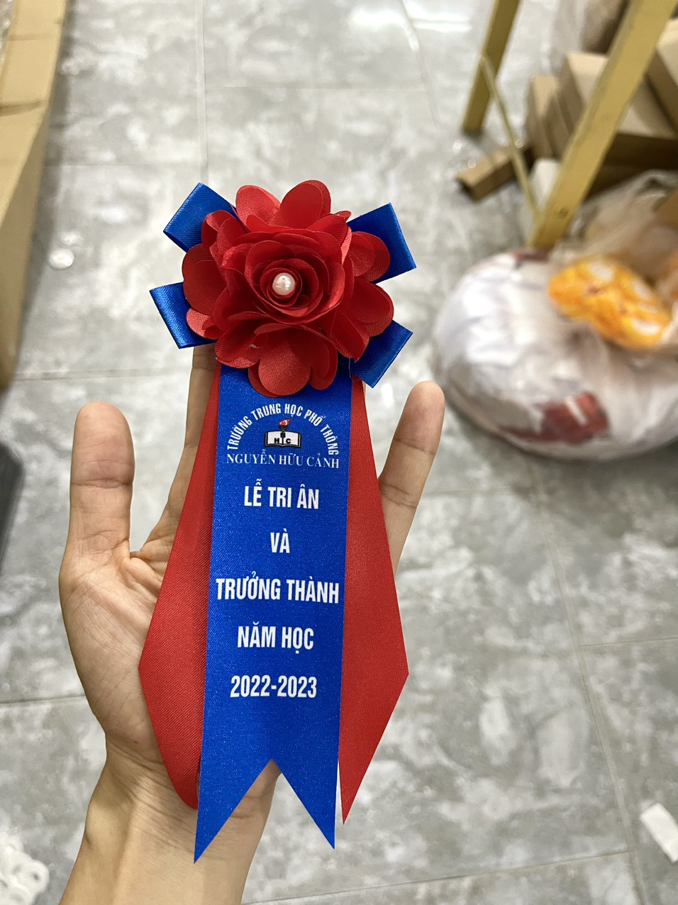 Hoa Cài Áo Đại Biểu Handmade – In Cờ Hoàng Gia