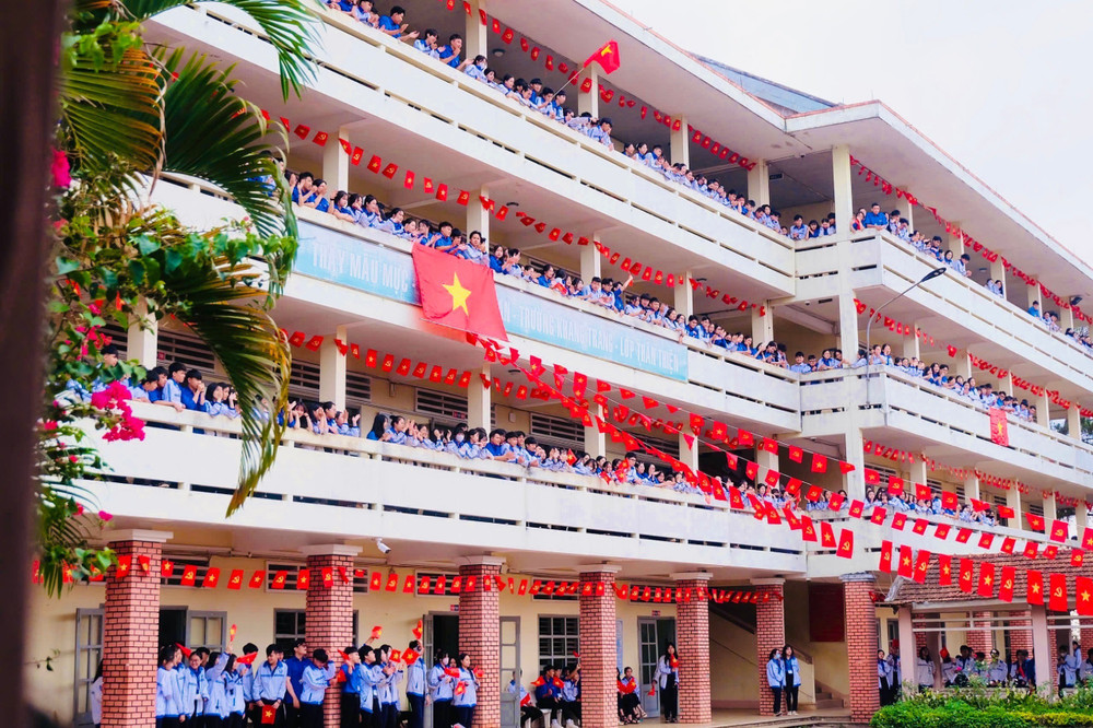 Cờ Dây Sao Đảng Treo Trường Học – In Cờ Hoàng Gia