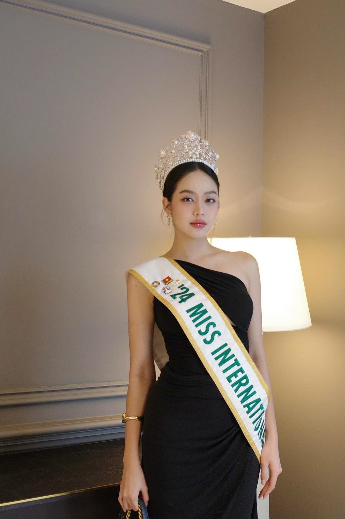 Đặt sash hoa hậu