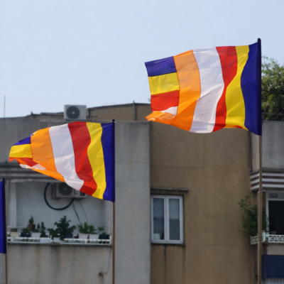 Cờ Phật giáo ngoài trời