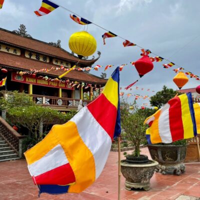 Cờ Phật giáo treo cột