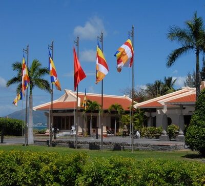 Cờ Phật giáo treo cổng chùa