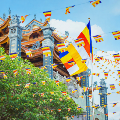 Cờ Phật giáo treo chùa