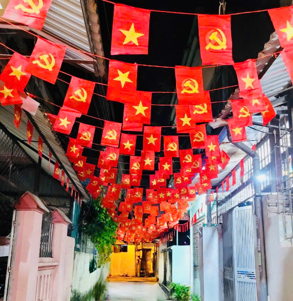 6a004e93-49c7-4a2e-be49-f831995689d0-17555117950332027190616 Kích Thước Cờ Dây Tổ Quốc – Xưởng In Cờ Hoàng Gia