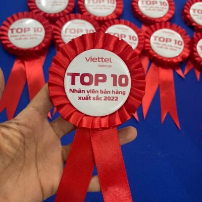 Hoa Cài Áo Khai Trương – In Cờ Hoàng Gia