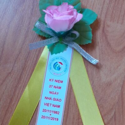 Mua Hoa Cài Áo Khách Mời – Xưởng In Cờ Hoàng Gia
