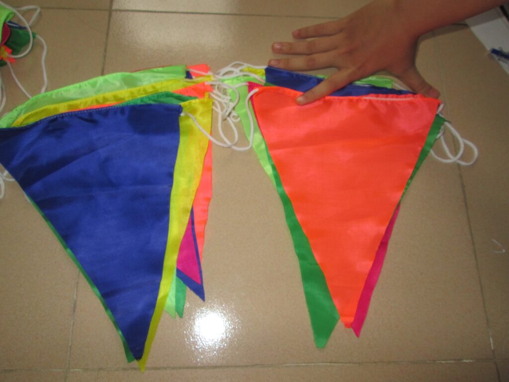 co-day-nhieu-mau-2-1024x768 Cờ Tam Giác – In Cờ Hoàng Gia