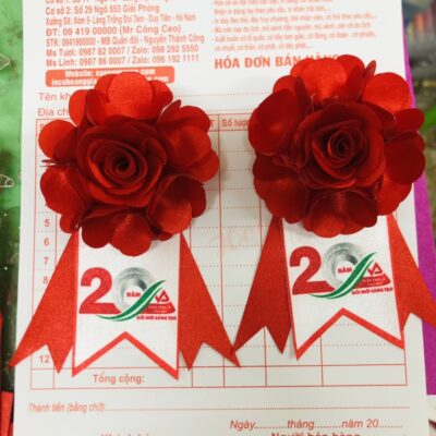 In Logo Lên Hoa Cài Áo Đại Biểu – Xưởng In Cờ Hoàng Gia Hà Nội