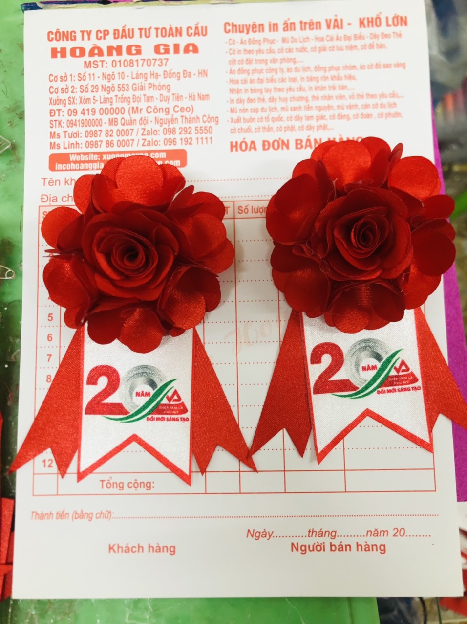 z4942834073708_83a7e5702990da065a4e8d3e815c14ca In Logo Lên Hoa Cài Áo Đại Biểu – Xưởng In Cờ Hoàng Gia Hà Nội